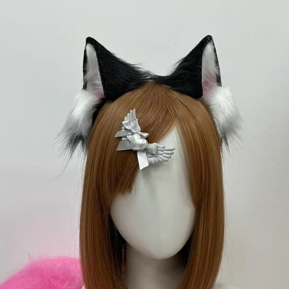 Create a stunning cosplay with this soft and fluffy cat ear set, paw gloves, mask, and tail. Made from soft faux fur in brown and white, this realistic cat costume accessory set is perfect for fursuits, cosplay, and petplay. Whether for a convention or a Halloween event, this complete set adds a touch of magic to your costume. Customizable options are available to make it uniquely yours.