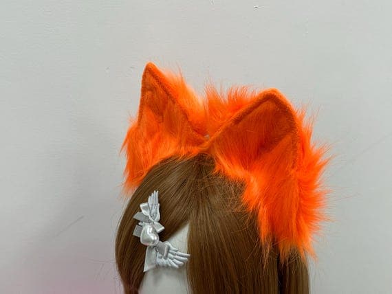 Plush, fluffy fox tail designed for fursuits and cosplay. This high-quality faux fur tail is a great accessory for animal costumes, including fox, kitsune, and therian suits. Available in various colors like red, black, and silver, this tail can be easily attached to a fursuit or used as a keychain or bag charm. Soft, realistic design perfect for petplay, Halloween, and anime-themed events