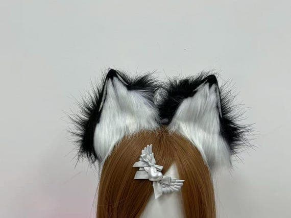White fox ears headband, soft faux fur cosplay accessory for anime costumes and Halloween. Lightweight, furry, and ideal for fox or wolf-inspired looks.