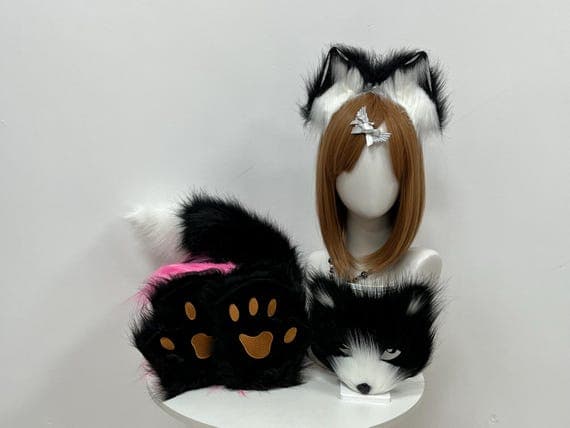 Customizable soft cat paws with claws, designed for a realistic cosplay experience. These handpaws are made from high-quality faux fur in black and white colors, perfect for feline and animal cosplay. Whether you're attending a furry convention, cosplay event, or just enjoying playful dress-up, these furry paws bring comfort and style. Handmade with attention to detail, these paws are perfect for cosplay enthusiasts and furry fans alike.
